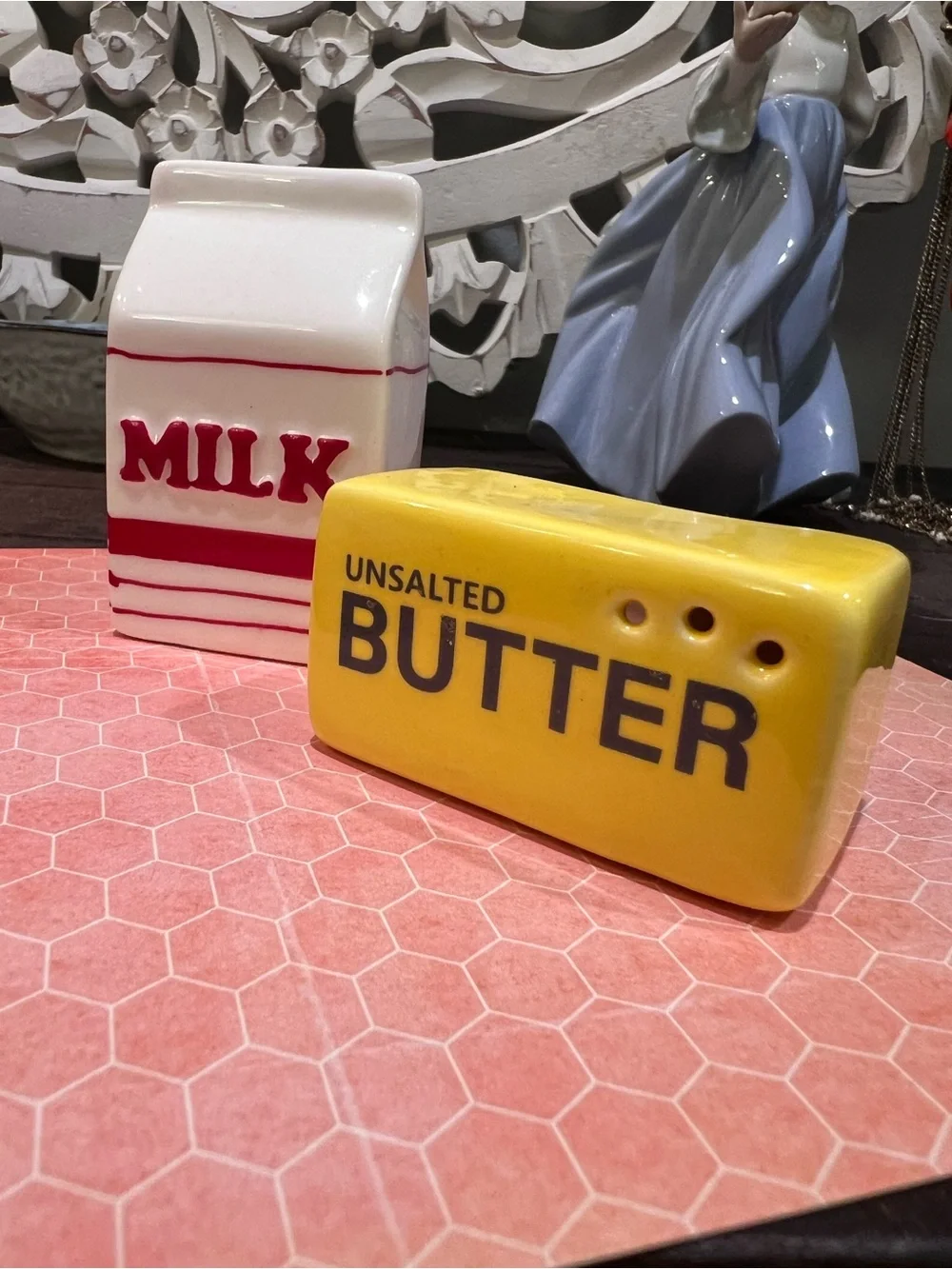 NWT Milk & Butter Adorable Set! Ceramic Set salt n’ pepa shakers